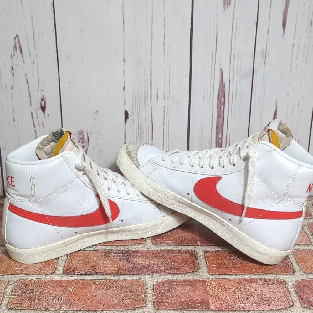NIKE Sail White Blazer Mid 77 Habanero Red Logo High‎ Top Sneaker Women's 9.5